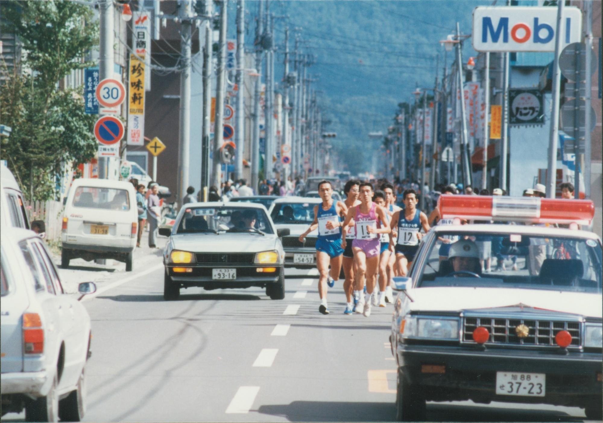 《1987年》第1回士別ハーフマラソン大会で朝日町のまちを走る選手たち
