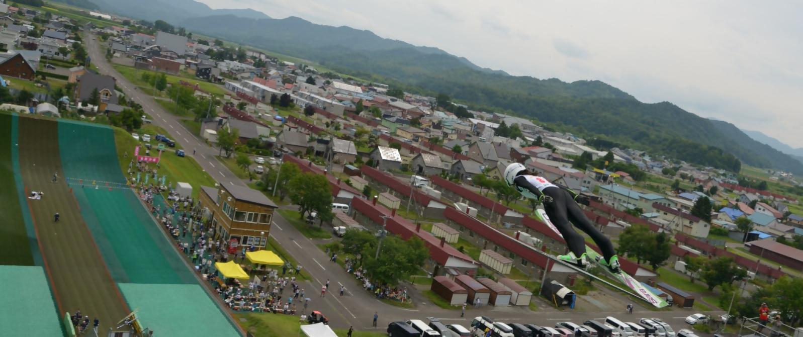 ジャンプ大会で選手が飛んでいる写真