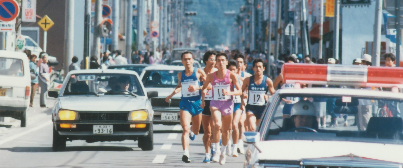 第1回士別ハーフマラソンでトップ集団が走る写真（1987年）