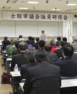 演壇に立って講義をしている中尾 修氏と着席して話を聞いている研修会の参加者の写真