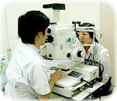 機器を使い目の検査を行っている視能訓練士の方の写真