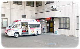 病院の搬入口に救急車が停車している写真