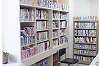 白い本棚に沢山の本が並んでいる図書コーナーの写真