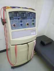 数種類の電極や、電力を調節するツマミなどがついている電気療法用の装置の写真