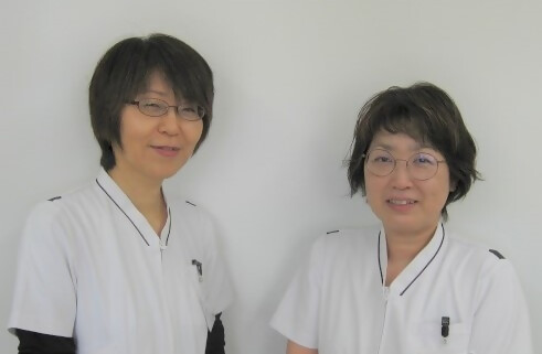 看護部の2名の看護師が並んでいる写真