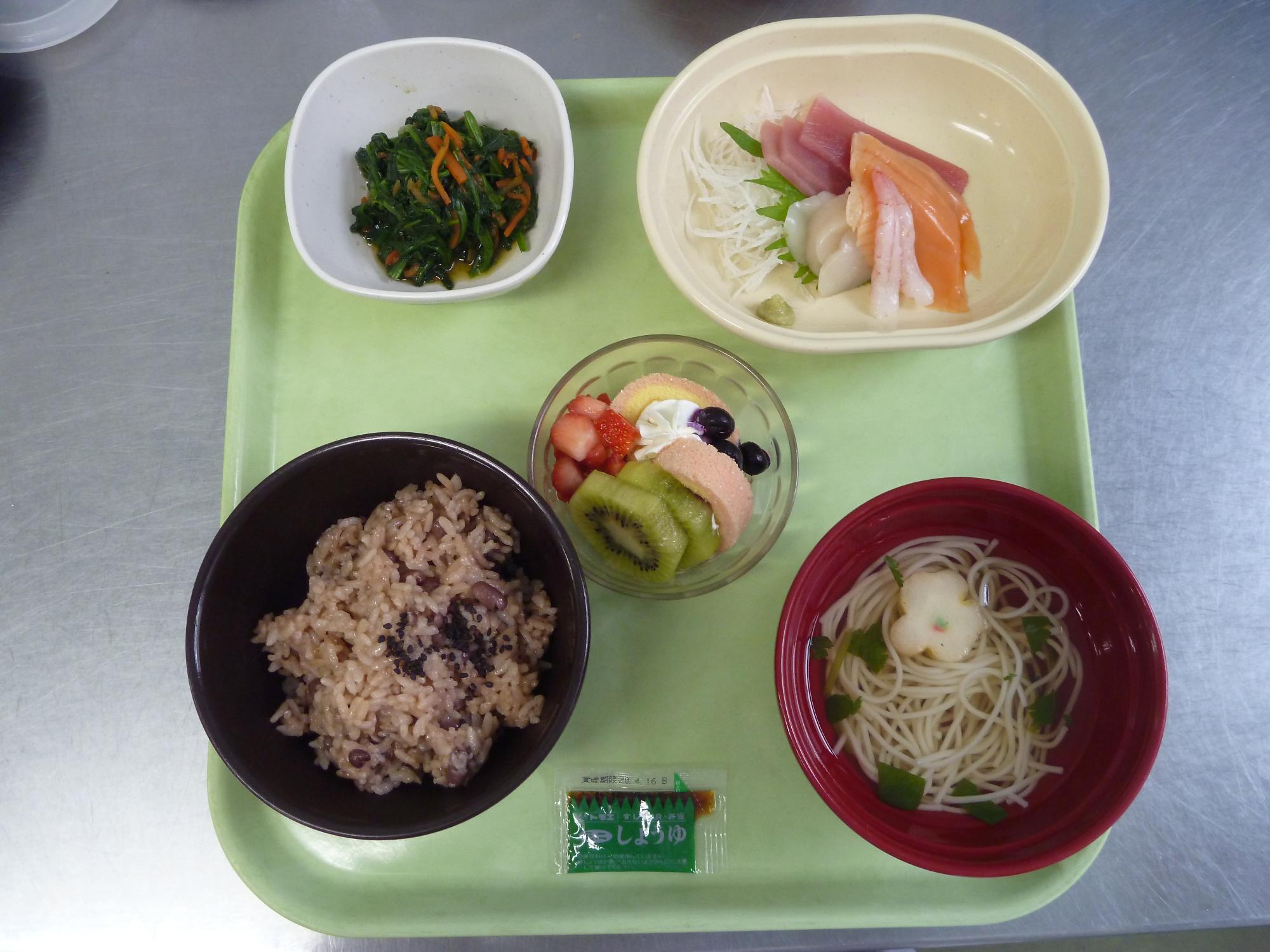 マグロやサーモン、ホタテの刺身など冬季限定で提供する食事の写真