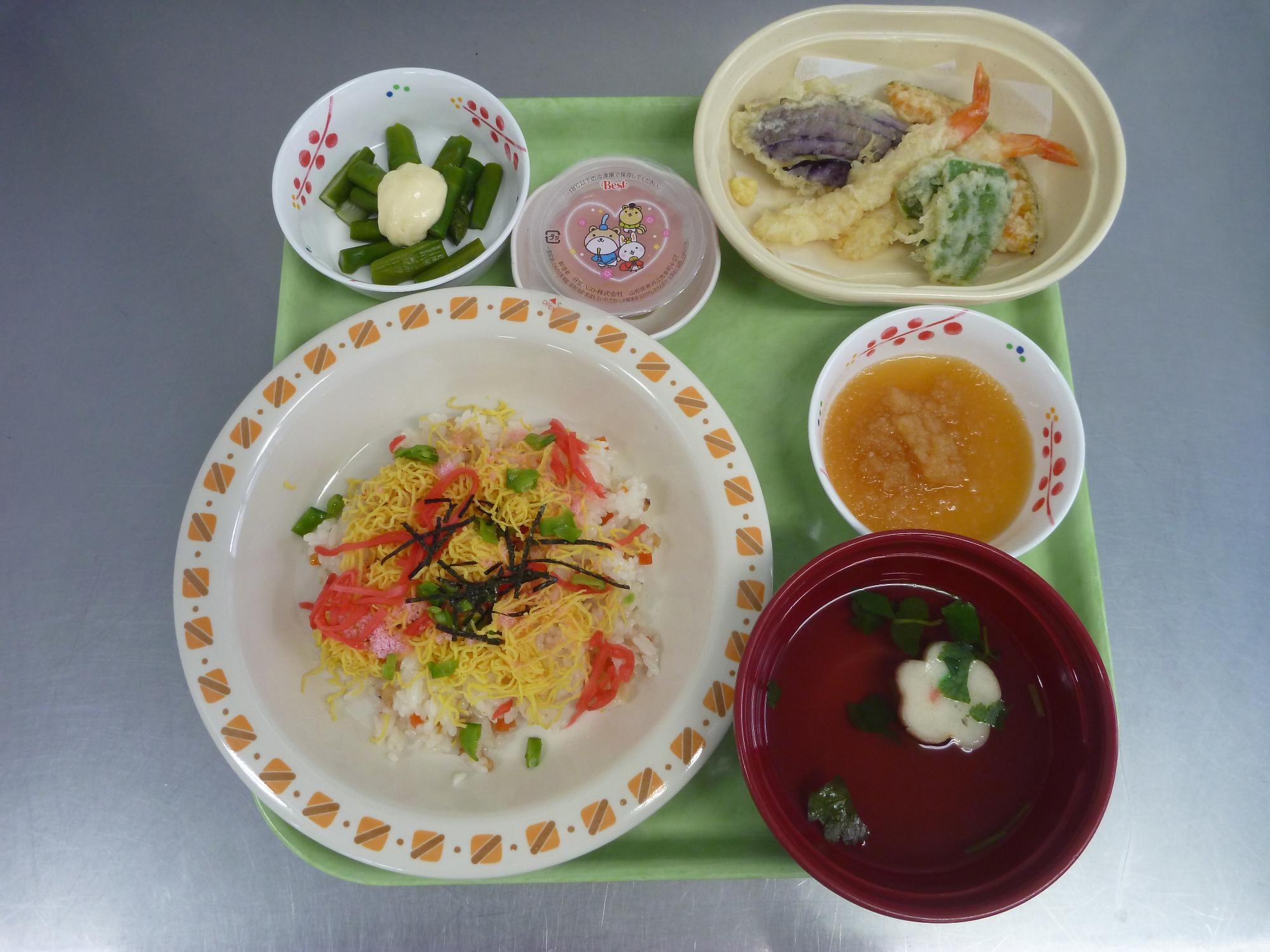 ちらし寿司や天ぷらなどひな祭りに提供する行事食の写真