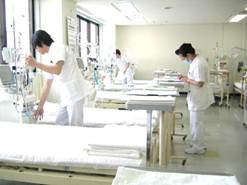 室内にベット透析の機械が並び、看護師の方々が透析の準備をしている様子の写真