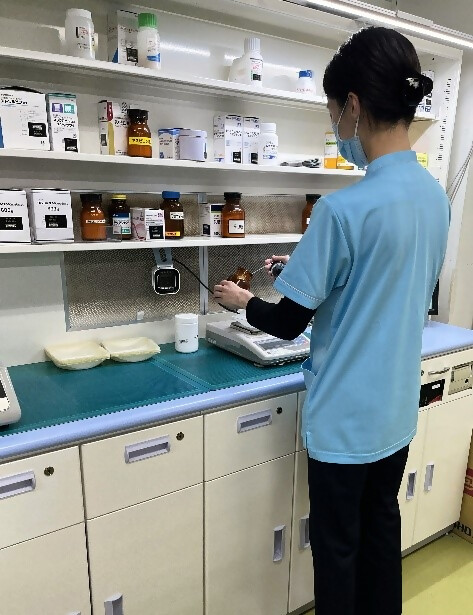調剤室で薬剤師が調剤している様子
