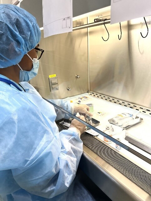 製剤室で薬剤師が製剤している様子
