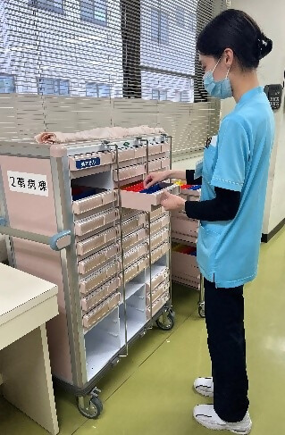 薬品の保管業務を行っている薬剤師の様子