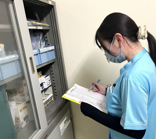 医薬品の管理業務を行っている薬剤師の様子