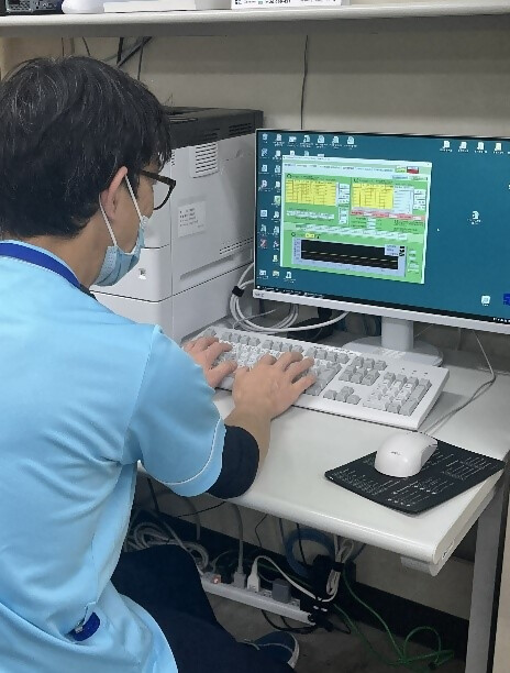 病棟業務を行っている薬剤師の様子