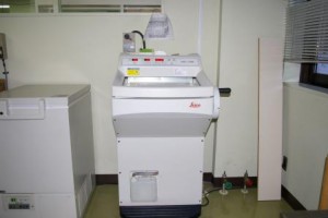洗濯機の様な大きさで右側に取っ手が設置されているテレパソロジーの機器の写真