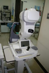 小さなディスプレイやボタンなどが設置された眼科検査機器の写真