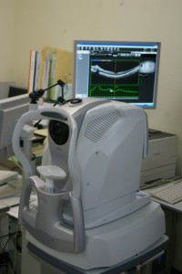 ディスプレイに検査結果が表示された眼科検査機器の写真