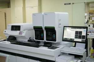 右側のラックにパソコン、左側に血球分析装置が設置された血球算定の機器の写真