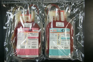 ジッパー付きの透明袋の中に入ったAB型とO型の輸血の写真