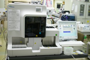 尿検査をする箱型の機械の写真