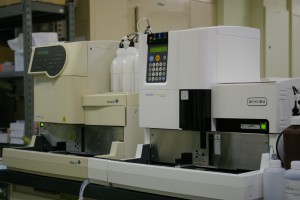 電卓の様なプッシュボタンが機械側面に施された2台の糖関連検査機器の写真