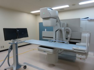 機械がなく中央に診療台とモニターがある、すっきりとした第2テレビ室の室内の写真