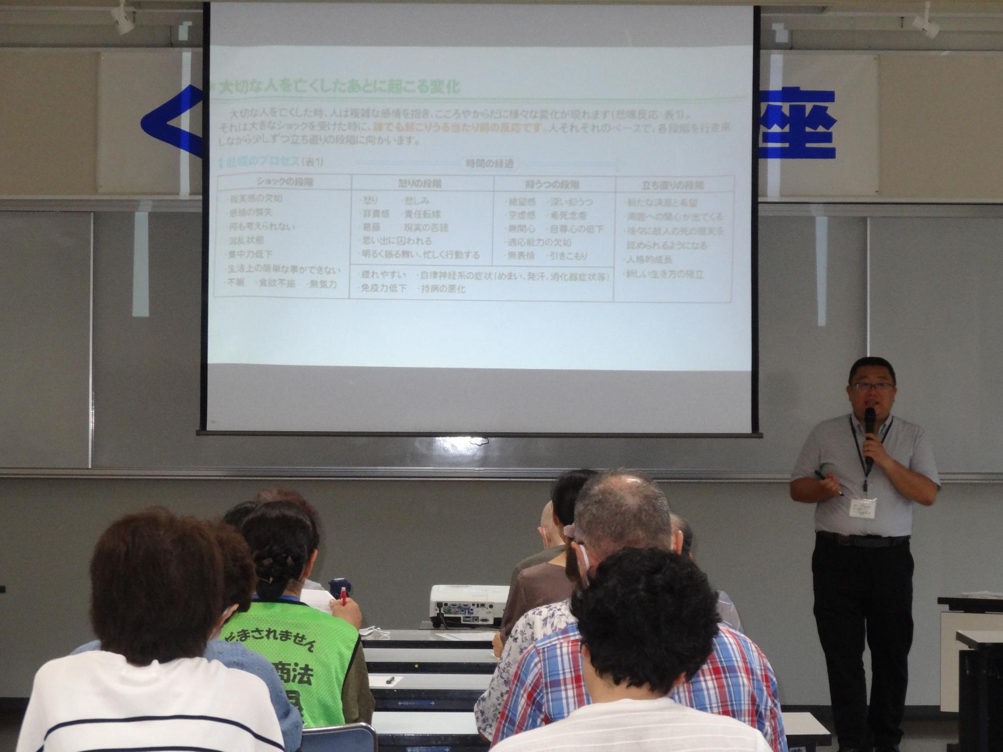 令和5年度のくらしの講座で、講師が簡単にできる運動を参加者に説明しながら、一緒に実践している写真