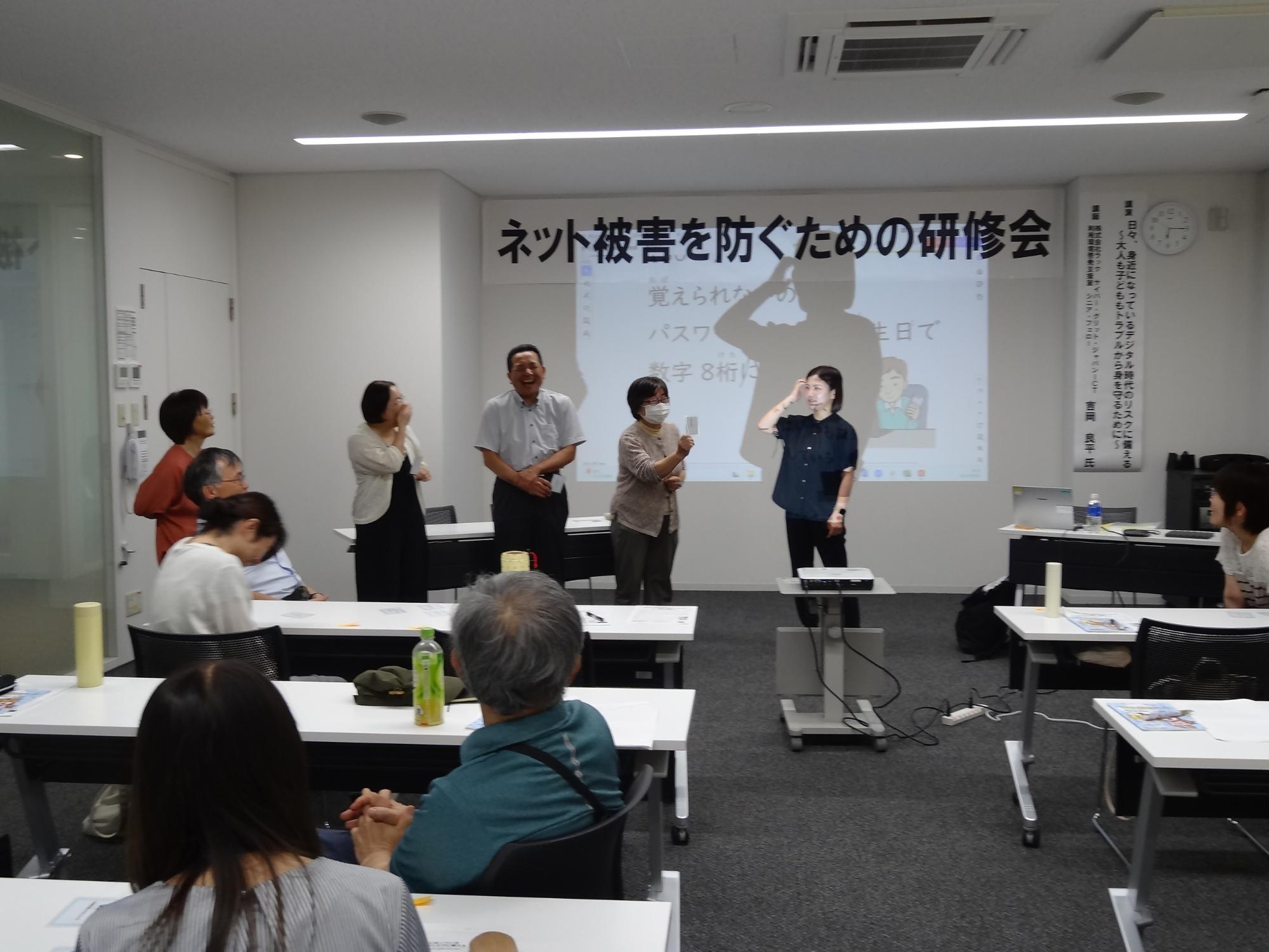 カードゲームで対応策を発表する人たち