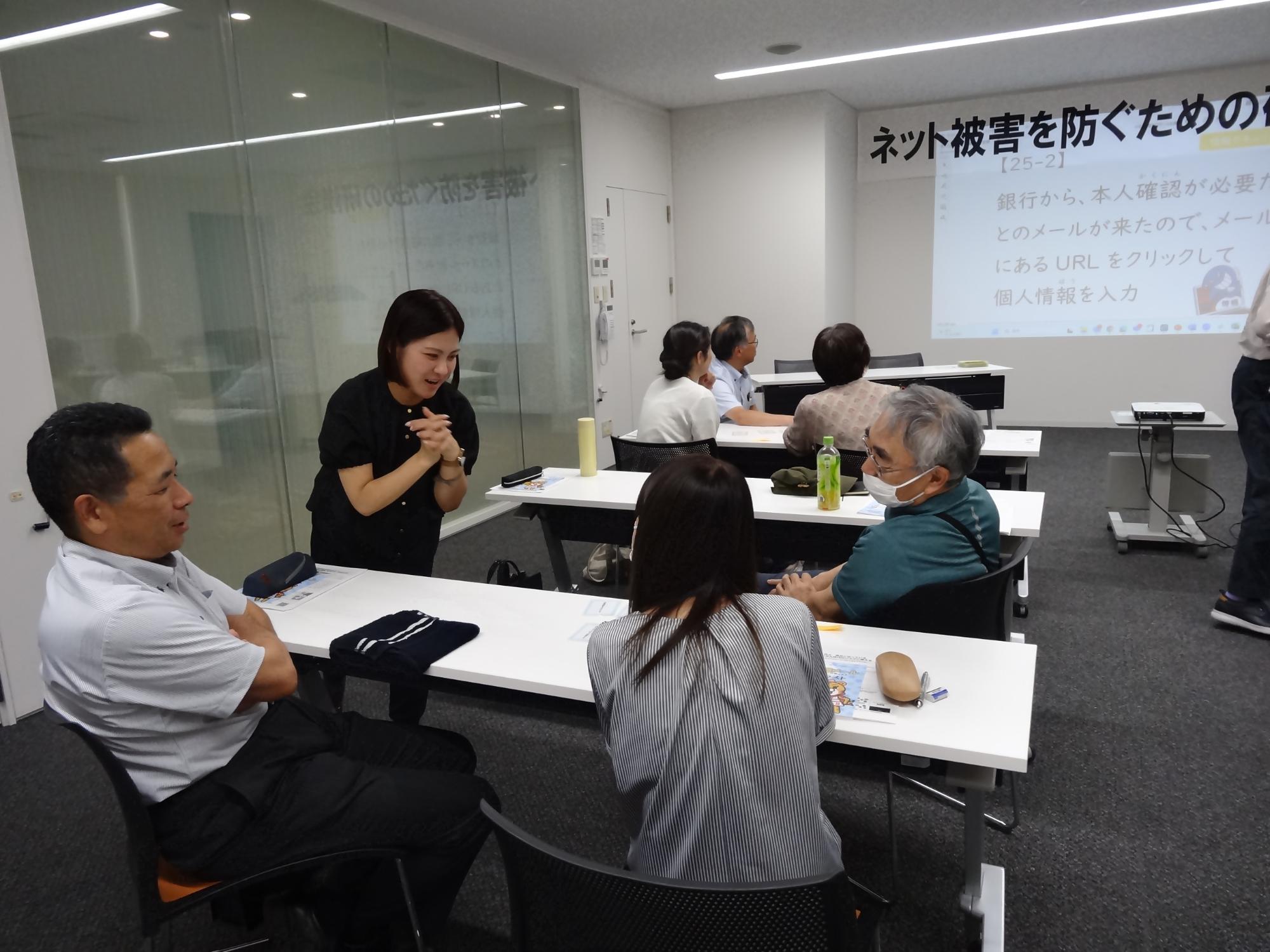 カードゲームでベストな回答を考える人たち
