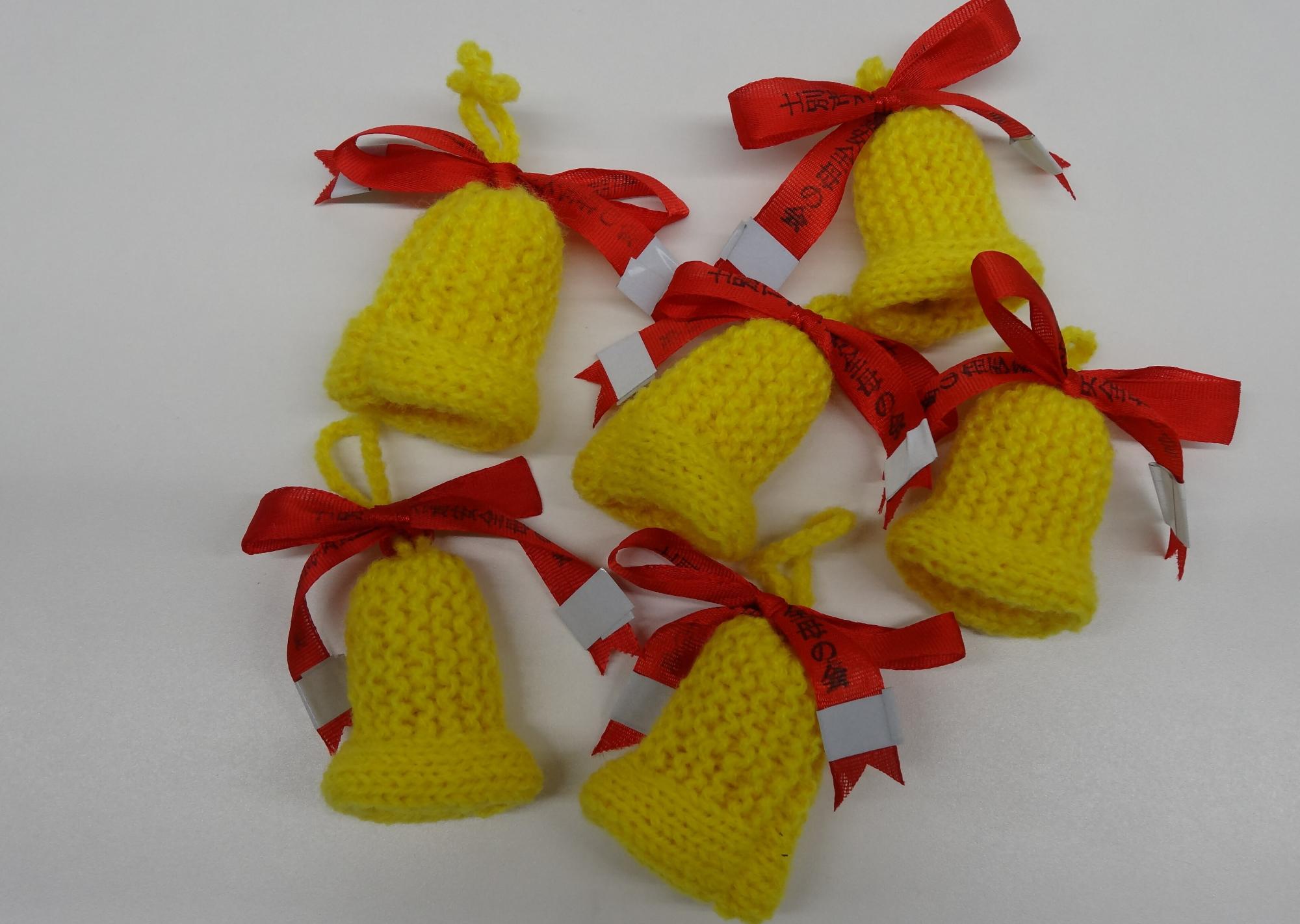 交通安全母の会が新入学児童の交通安全を願い、ランドセルに付ける黄色の毛糸で編んだ交通安全愛の鈴の写真