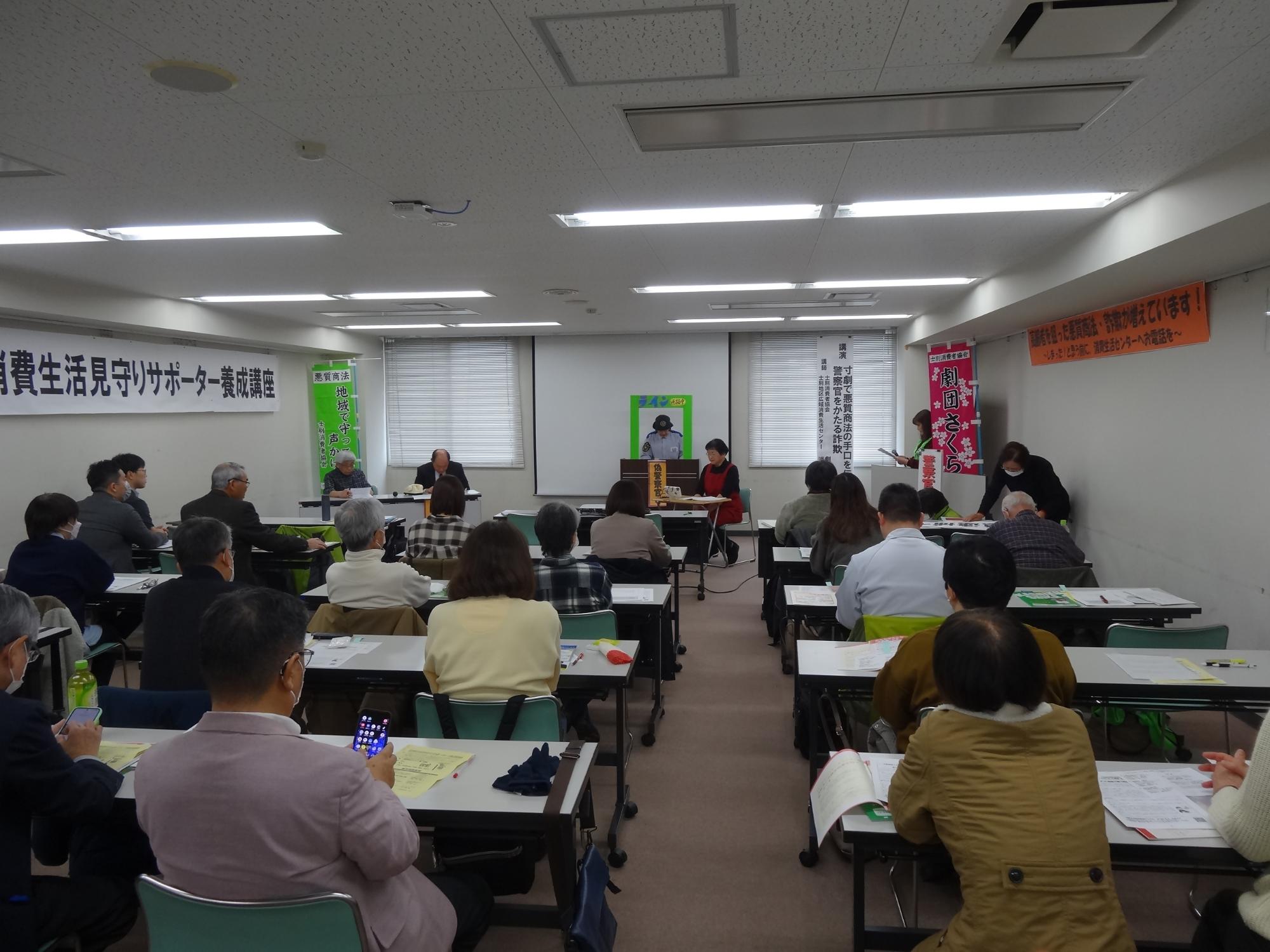 警察官をかたる詐欺を演じる人たち