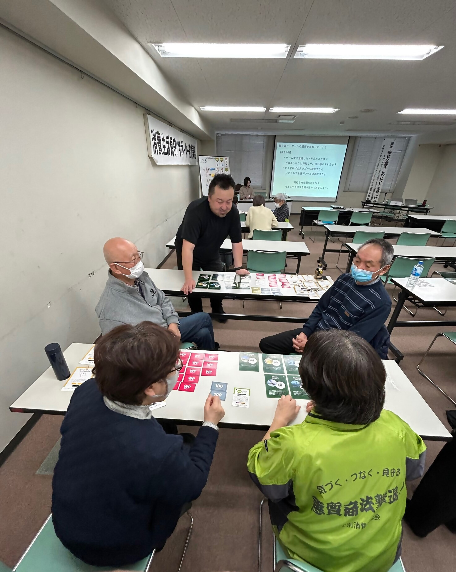 カードゲームでウェルビーイングを体験する人たち