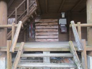 天塩岳ヒュッテの冬囲いを行っている様子