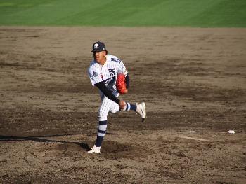 ピッチャーが投げている写真