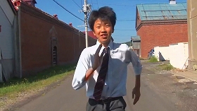 制服を着た男の子が走っている写真