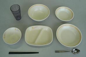 コップや箸やスプーンと、大きさの違う5種類の皿が並んでいる写真
