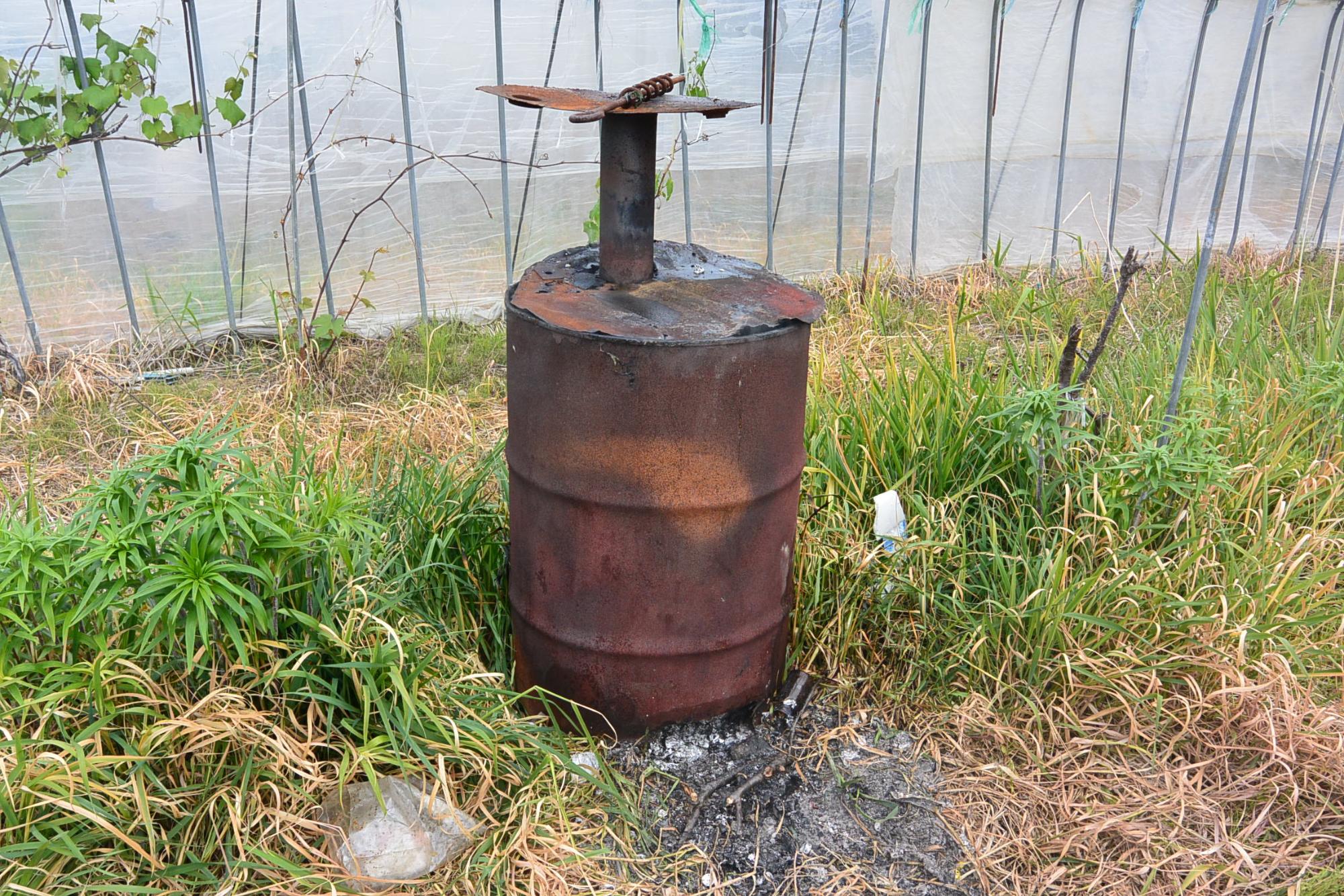 不法焼却に使われたと思われるドラム缶型の焼却炉の写真